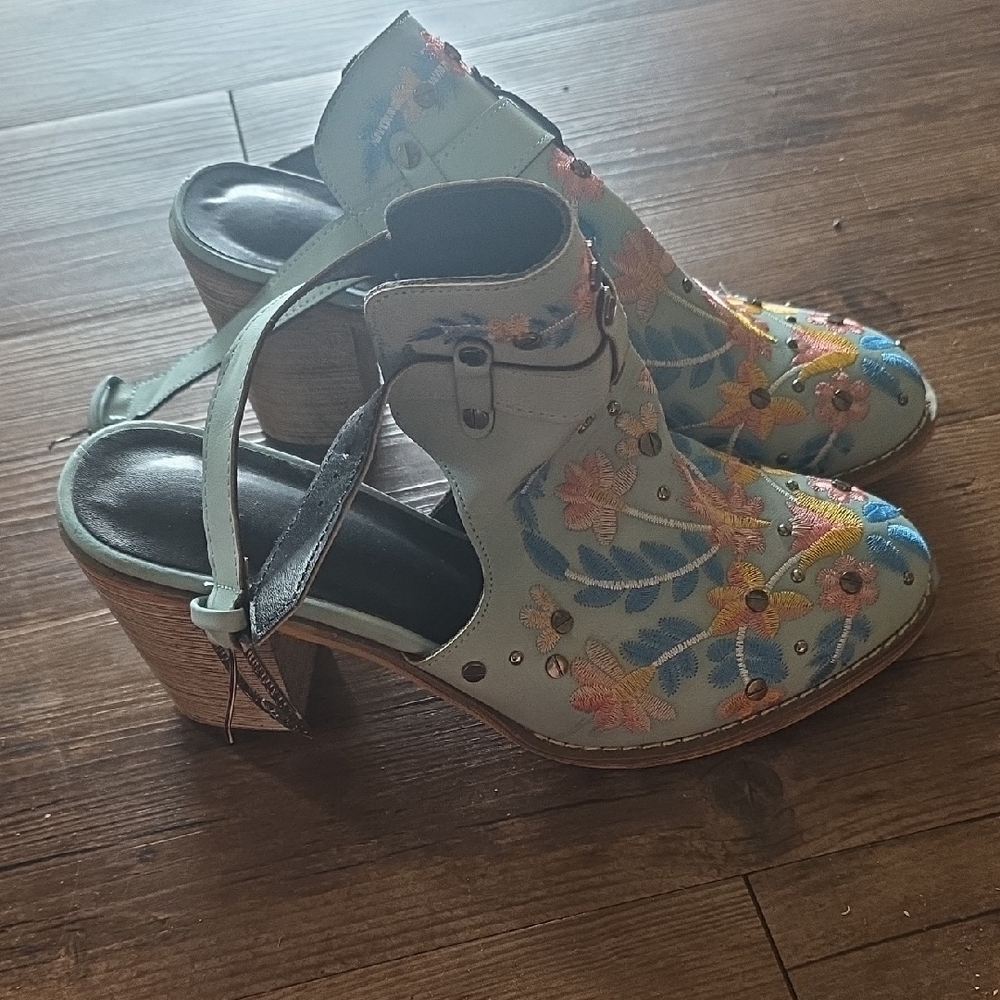 Embroidered Floral Slingback Clog Heels in Light Mint